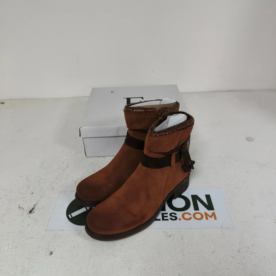 E. SHOES BY EMMA STOCKHOLM CAMEL SUEDE ANKLE BOOTS – UK 8