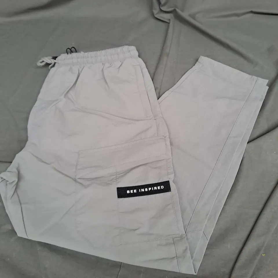 BEE INSPIRED HANLEY CARGO PANT IN LIGHT GREY SIZE 32/30