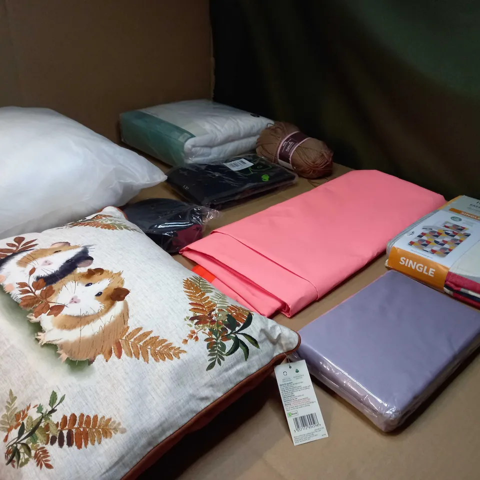 LARGE BOX OF APPROXIMATELY 20 ASSORTED HOUSEHOLD ITEMS TO INCLUDE: WOOL, CUSHION, PILLOW PROTECTORS