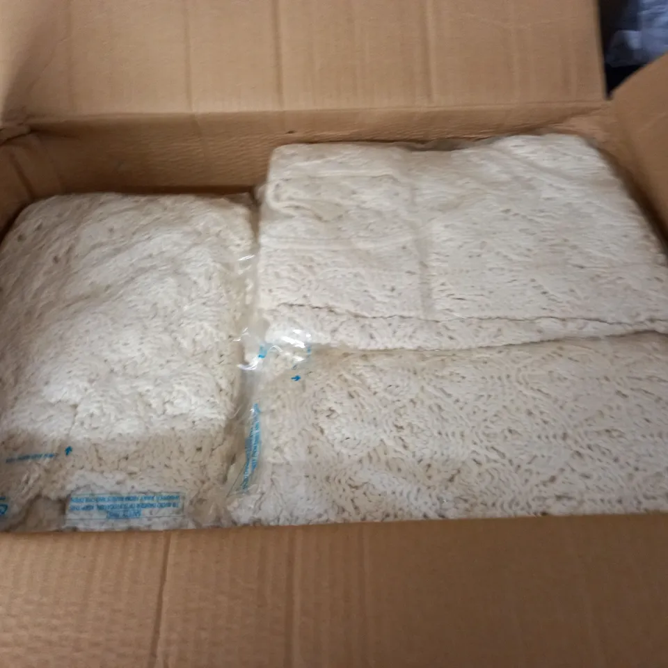 LOT OF APPROXIMATELY 20 CROCHET PULL V-NECK JUMPERS IN ECRU - SIZE UNSPECIFIED