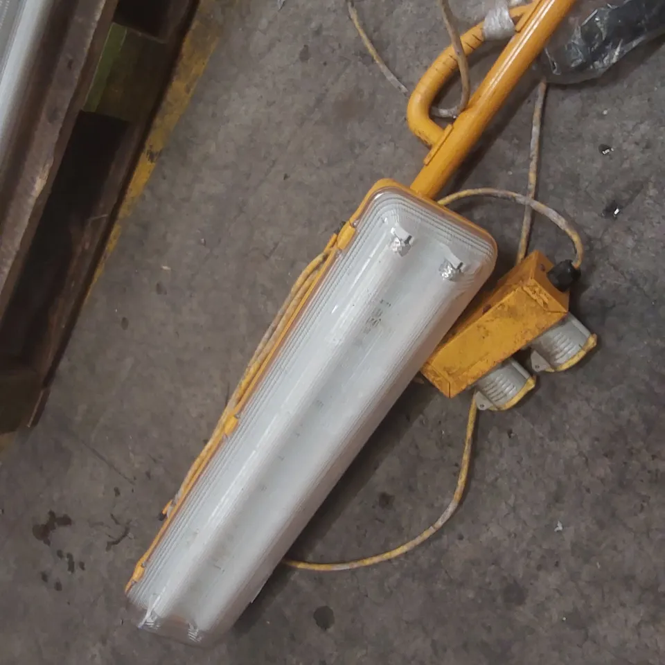 FORTIS PORTABLE LIGHT WITH STAND