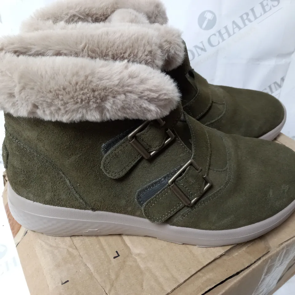 SKETCHERS ON THE GO WINTER FLING BOOT SIZE 6.5