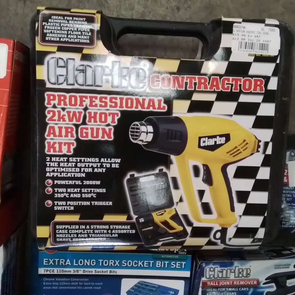 MIXED BOX OF TOOLS AND MACHINERY EQUIPMENT TO INCLUDE:  CLARKE FOOT PUMPS, DENT REPAIR KITS, 10M EXTENDING HOSE PIPE, PROFESSIONAL HOT AIR GUN ETC.