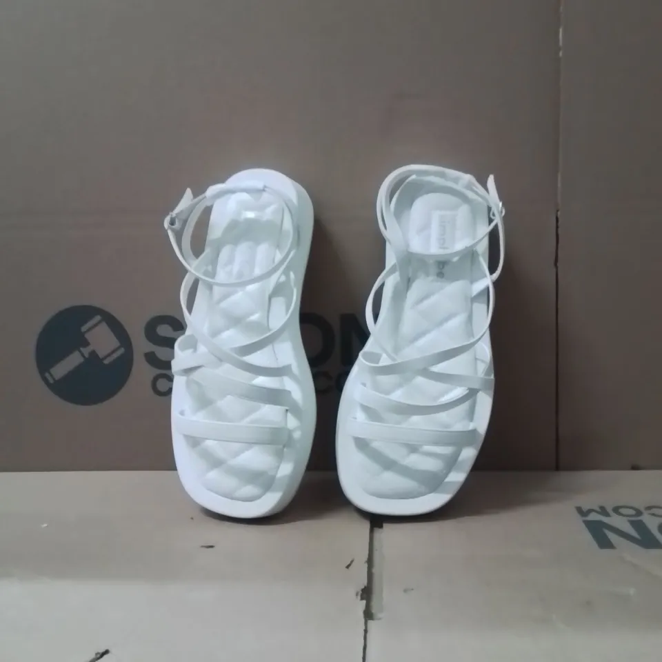 BOXED BRAND NEW APPROXIMATELY 6 SIMPLY BE PHEOBE WIDE SHOES WHITE SIZE 7