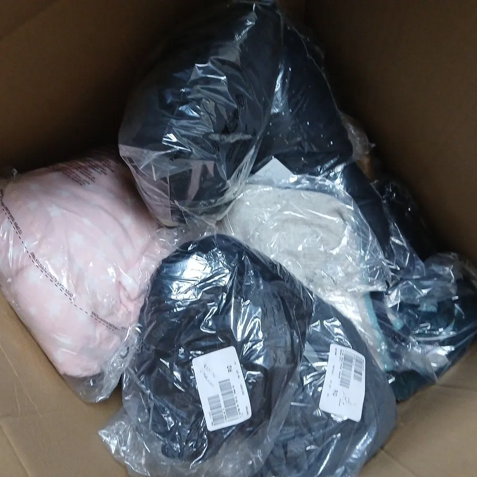 APPROXIMATELY 15 ASSORTED CLOTHING ITEMS IN VARIOUS SIZES, STYLES & COLOURS TO INCLUDE BRIEFS, MID DRESS, CROSS BODY BAG, ETC