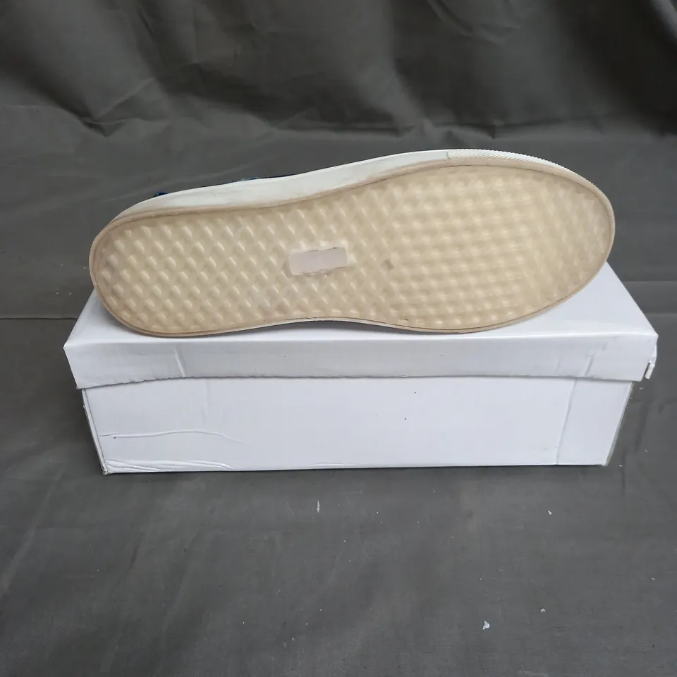 BOX OF 10 PAIRS OF WS SHOES SLIP ON SHOE IN BLUE DENIM - VARIOUS SIZES