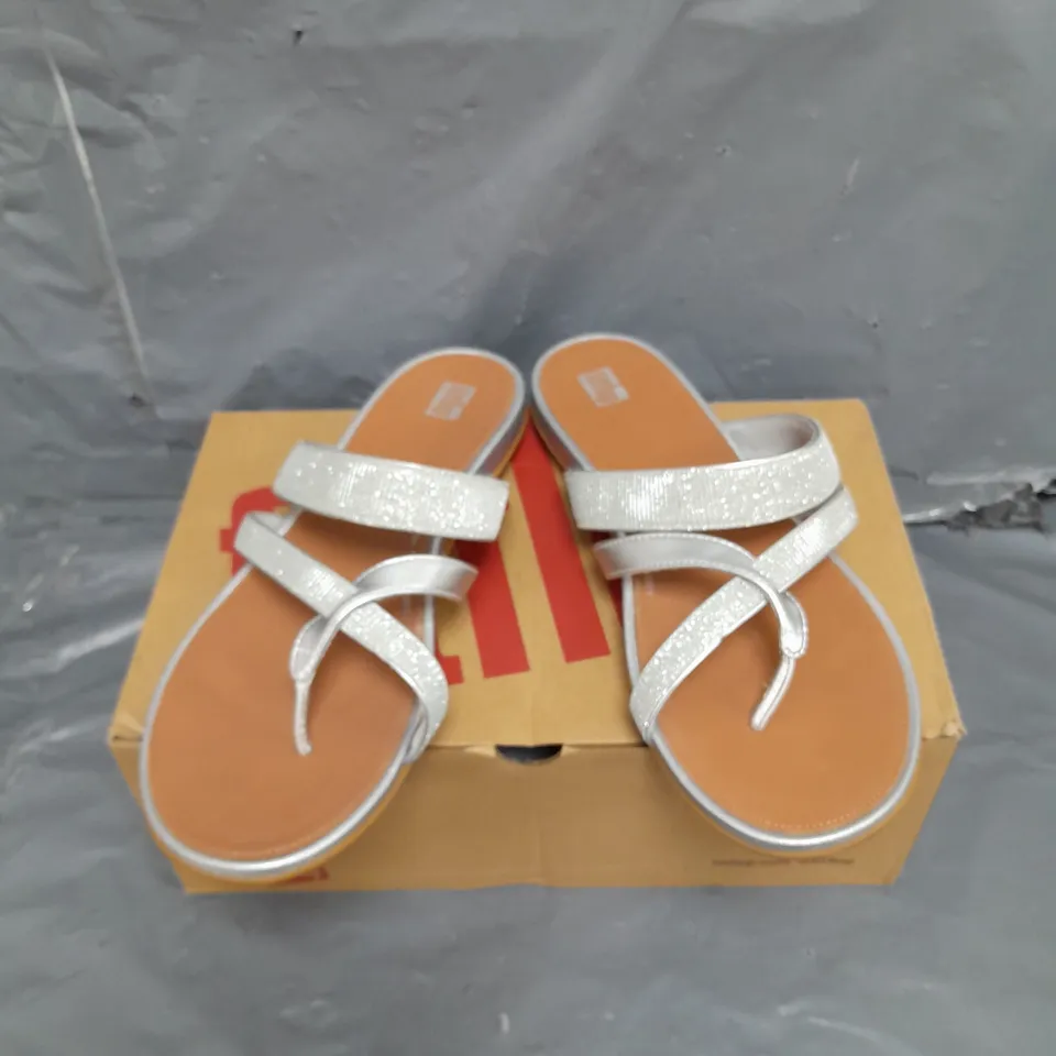 FITFLOP LADIES THONG SANDALS SILVER GLITTER SIZE 8