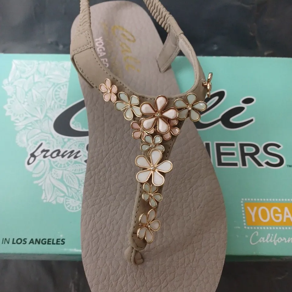 BOXED PAIR OF YOGA FOAM CALI SKECHERS SANDALS UK SIZE 7