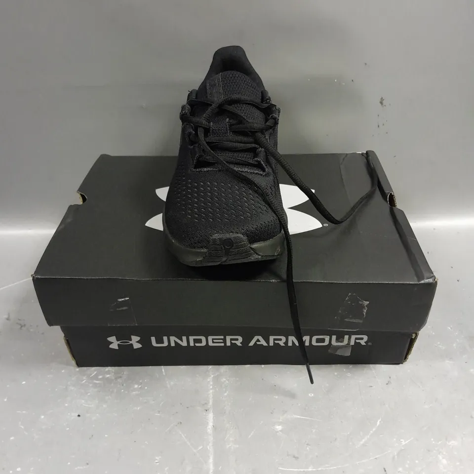 BOXED PAIR OF UNDER ARMOUR CHARGE PURSUIT TRAINERS IN BLACK - 5.5