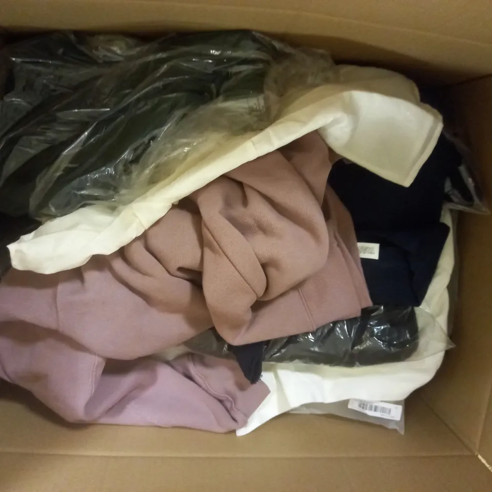 LARGE QUANTITY OF CLOTHING ITEMS TO INCLUDE , SWEATERS, JEANS, T-SHIRTS, ETC
