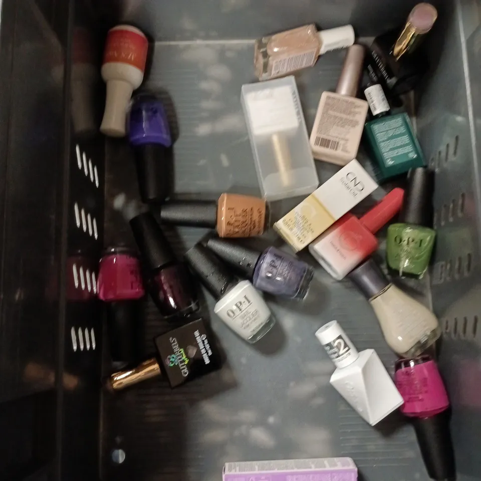 APPROXIMATELY 20 BOTTLES OF NAIL VARNISH TO INCLUDE CANNI, GLITTERBELS AND NAILBERRY