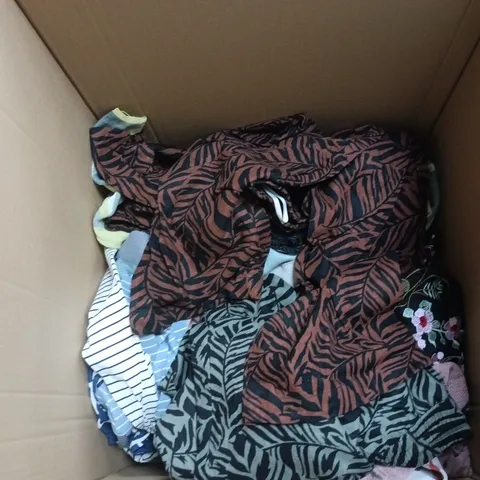 BOX OF APPROXIMATELY 10 ASSORTED CLOTHING ITEMS IN VARIOUS COLOURS, STYLES AND SIZES