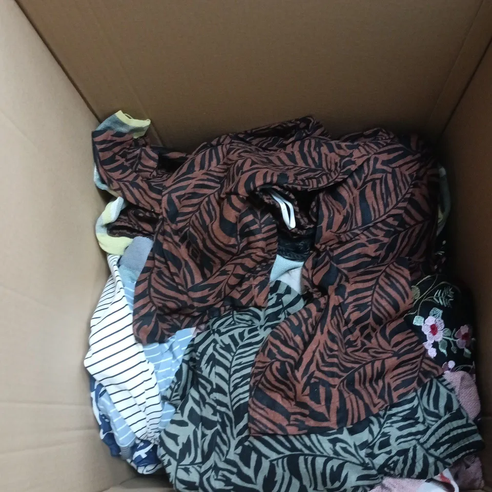 BOX OF APPROXIMATELY 10 ASSORTED CLOTHING ITEMS IN VARIOUS COLOURS, STYLES AND SIZES