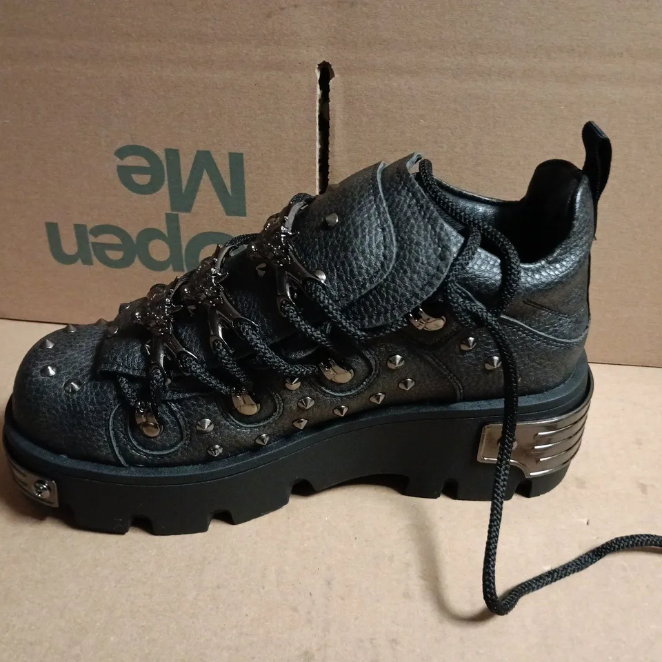 BOXED KOI THURNAX CHUNKY HARDWARE TRAINERS IN BLACK - UK 5