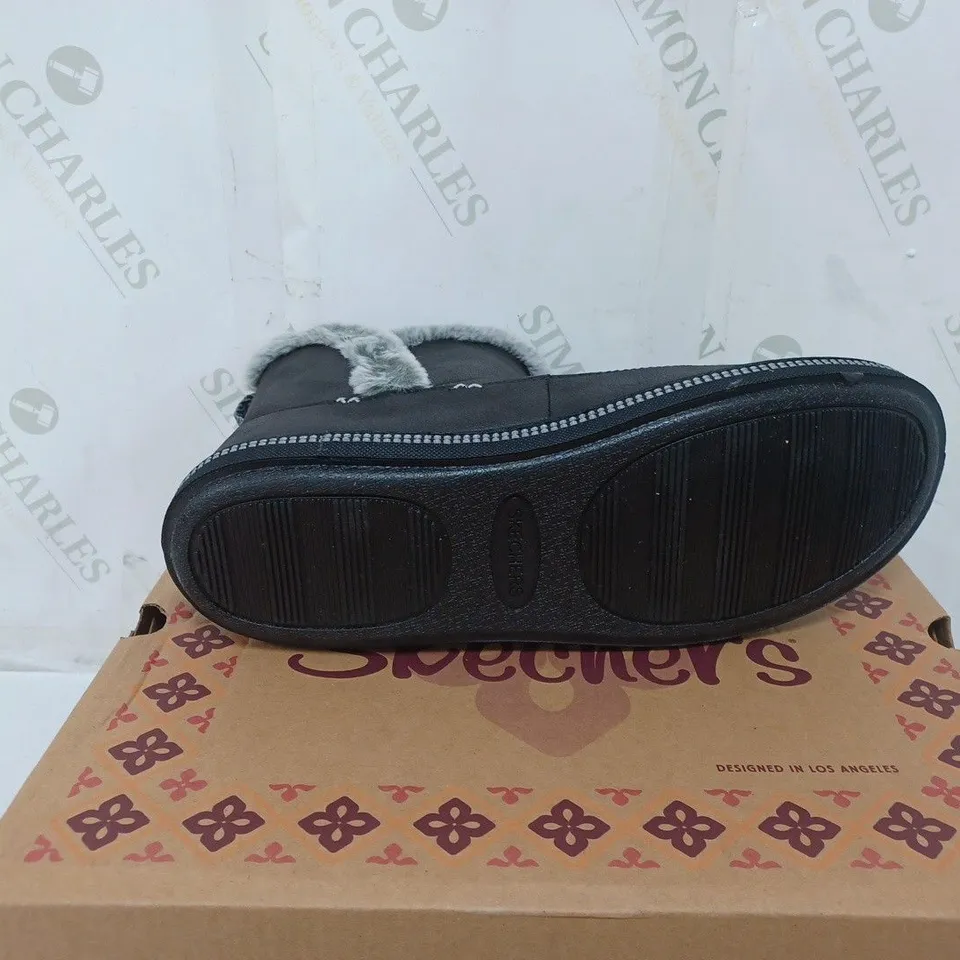 BOXED PAIR OF SKECHERS COZY CAMPFIRE SLIPPER BOOTS IN BLACK SIZE 8