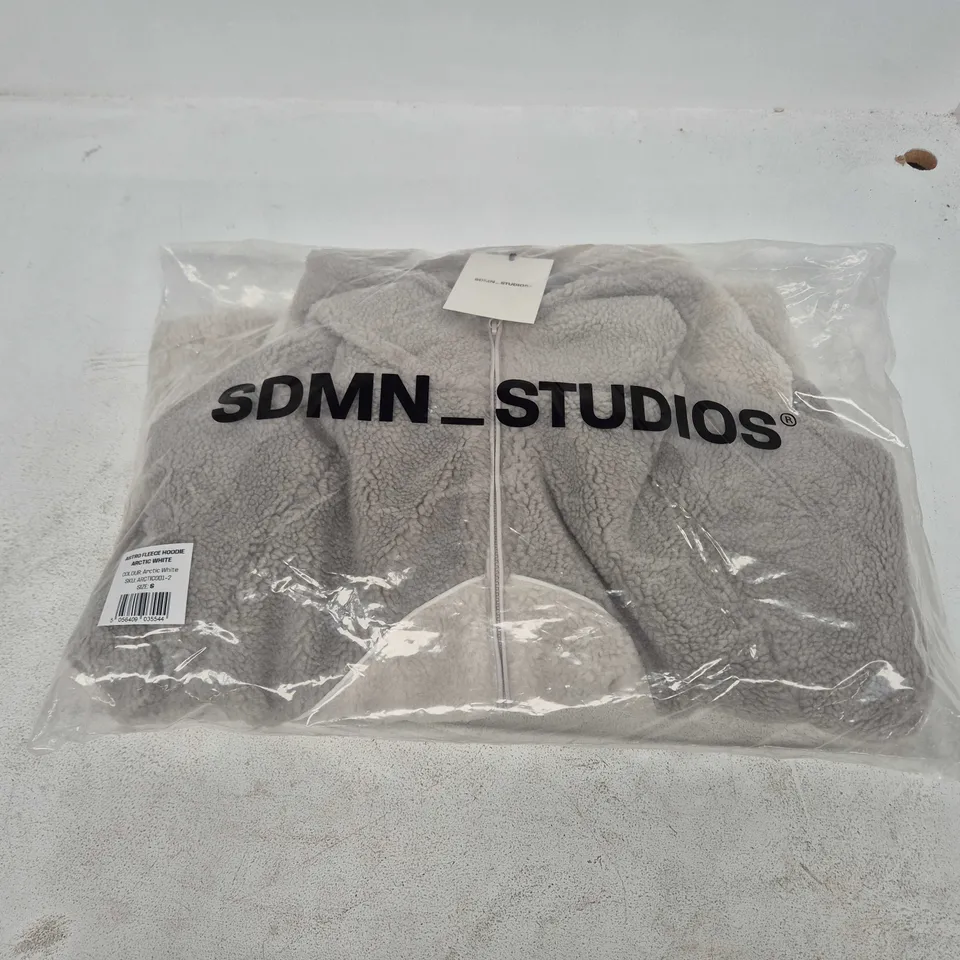 BAGGED SDMN_STUDIOS ASTRO FLEECE HOODIE ARCTIC WHITE - SMALL