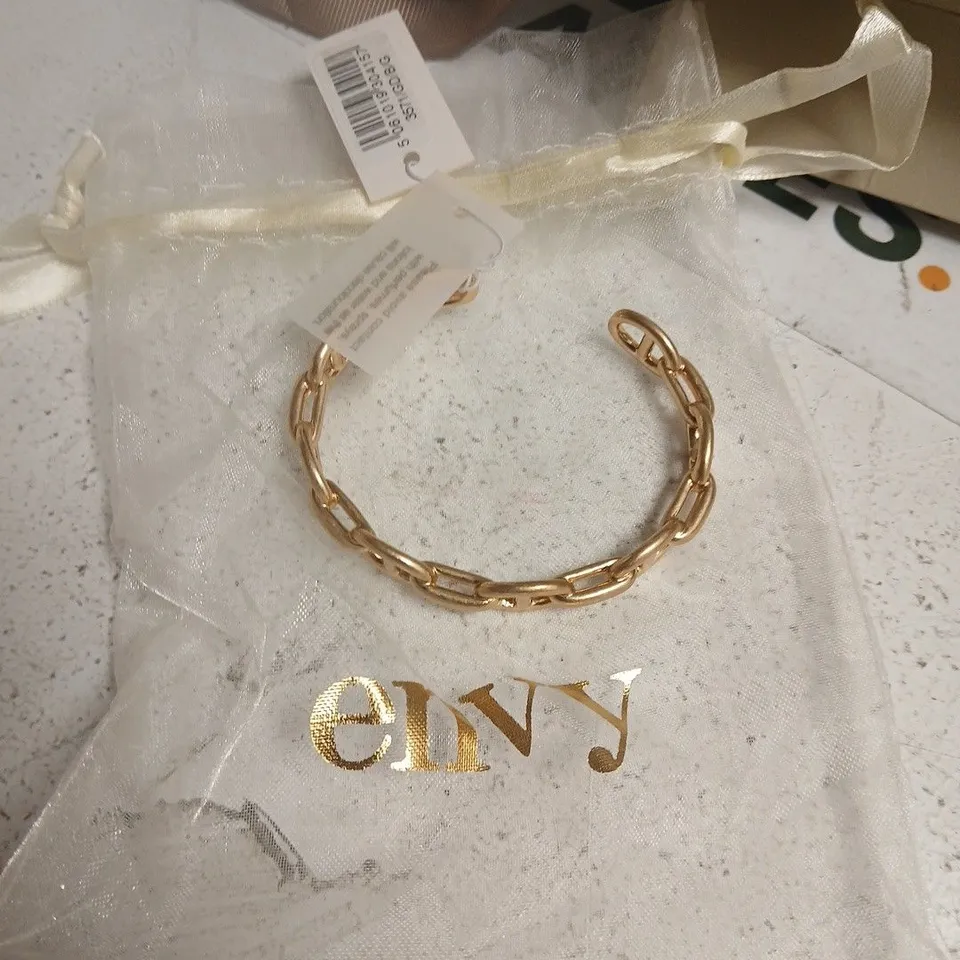 BOX OF APPROXIMATELY 20 ASSORTED JEWELLERY ITEMS TO INCLUDE: ENVY BRACLET/BANGLE 