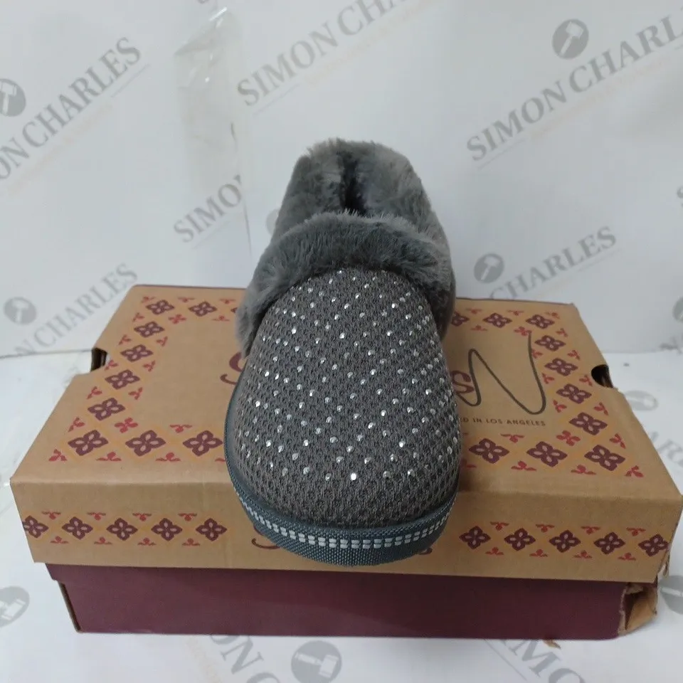 BOXED PAIR OF SKECHERS COZY SLIPPERS - CHARCOAL - UK SIZE 3.5