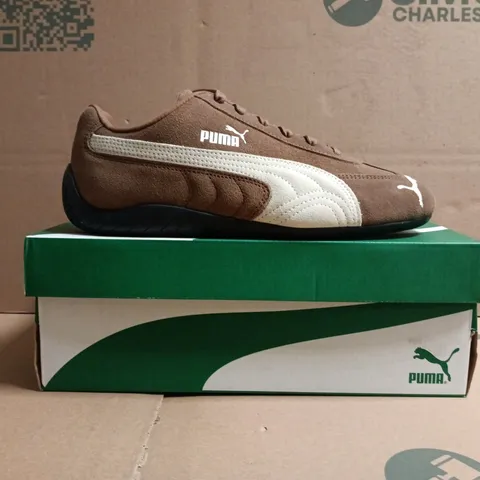 BOXED PAIR OF PUMA SPEEDCAT TRAINERS IN COFFEE/IVORY SIZE UK 6.5