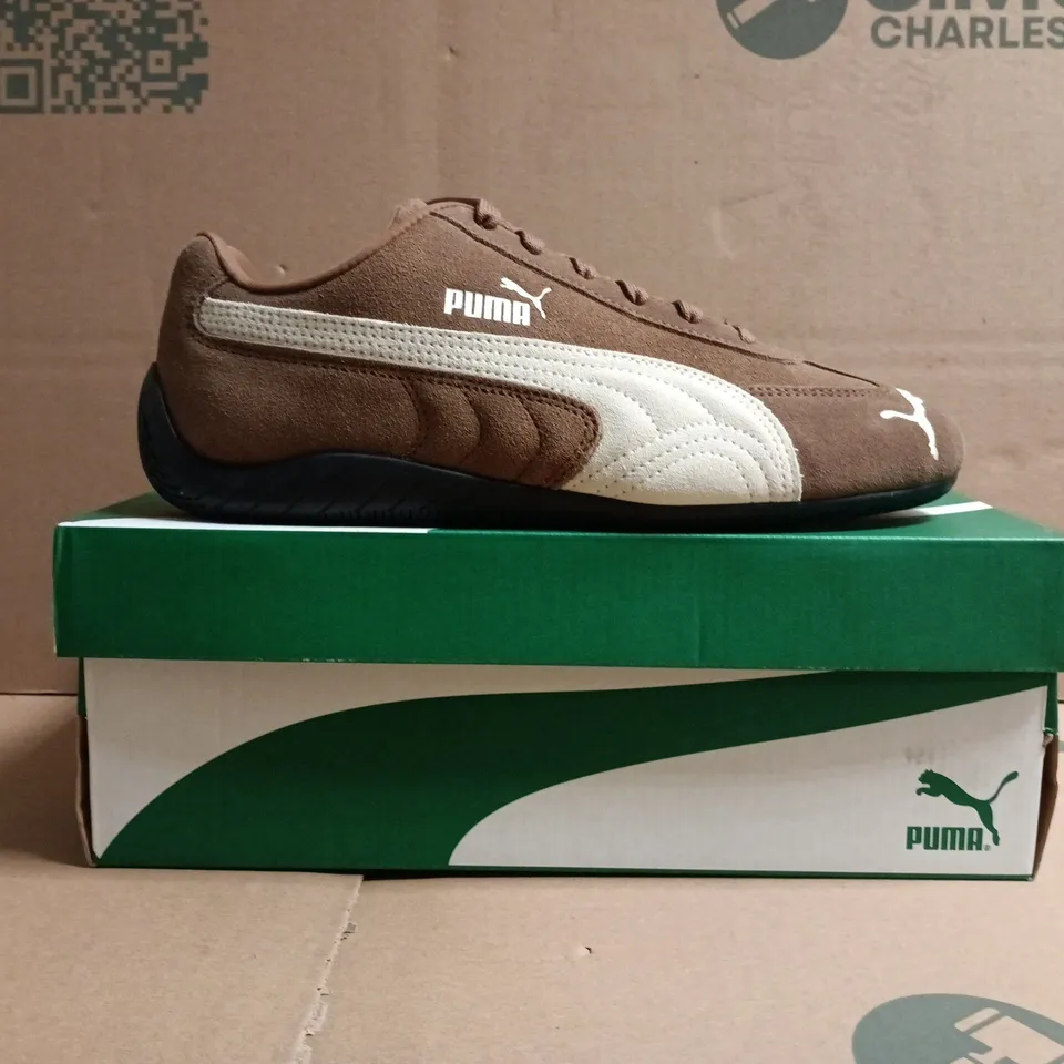 BOXED PAIR OF PUMA SPEEDCAT TRAINERS IN COFFEE/IVORY SIZE UK 6.5