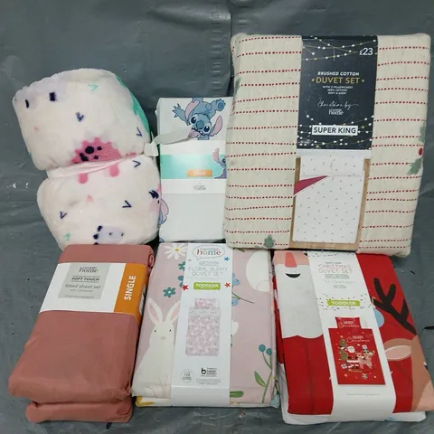 BOX OF APPROXIMATELY 10 ASSORTED BEDDING & SOFT FABRICS ITEMS TO INCLUDE - SUPER KING DUVET SET - FITTED SHEET - BLANKET - ETC