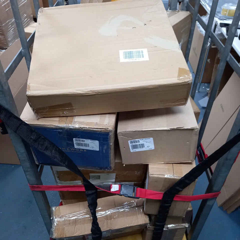 APPROXIMATELY 10 ASSORTED ITEMS TO INCLUDE FESTIVE ICE DECOR LIGHTS, JM CRYSTAL EFFECT CANDLES HOLDER, SHOPPING TROLLEY STORAHE TRAY, ETC