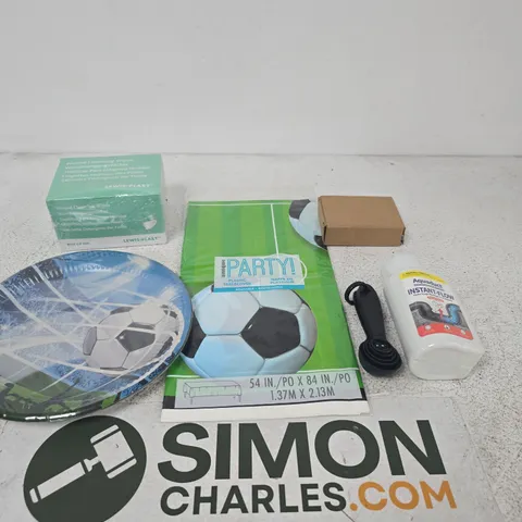 APPROXIMATELY 25 ASSORTED ITEMS INCLUDING DECORATED PARTY PLATES, A PLASTIC TABLECLOTH AND SOME MEASURING SPOONS