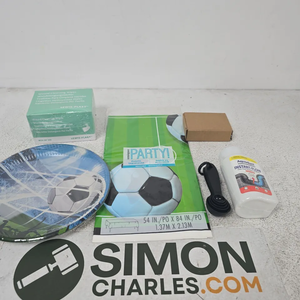 APPROXIMATELY 25 ASSORTED ITEMS INCLUDING DECORATED PARTY PLATES, A PLASTIC TABLECLOTH AND SOME MEASURING SPOONS