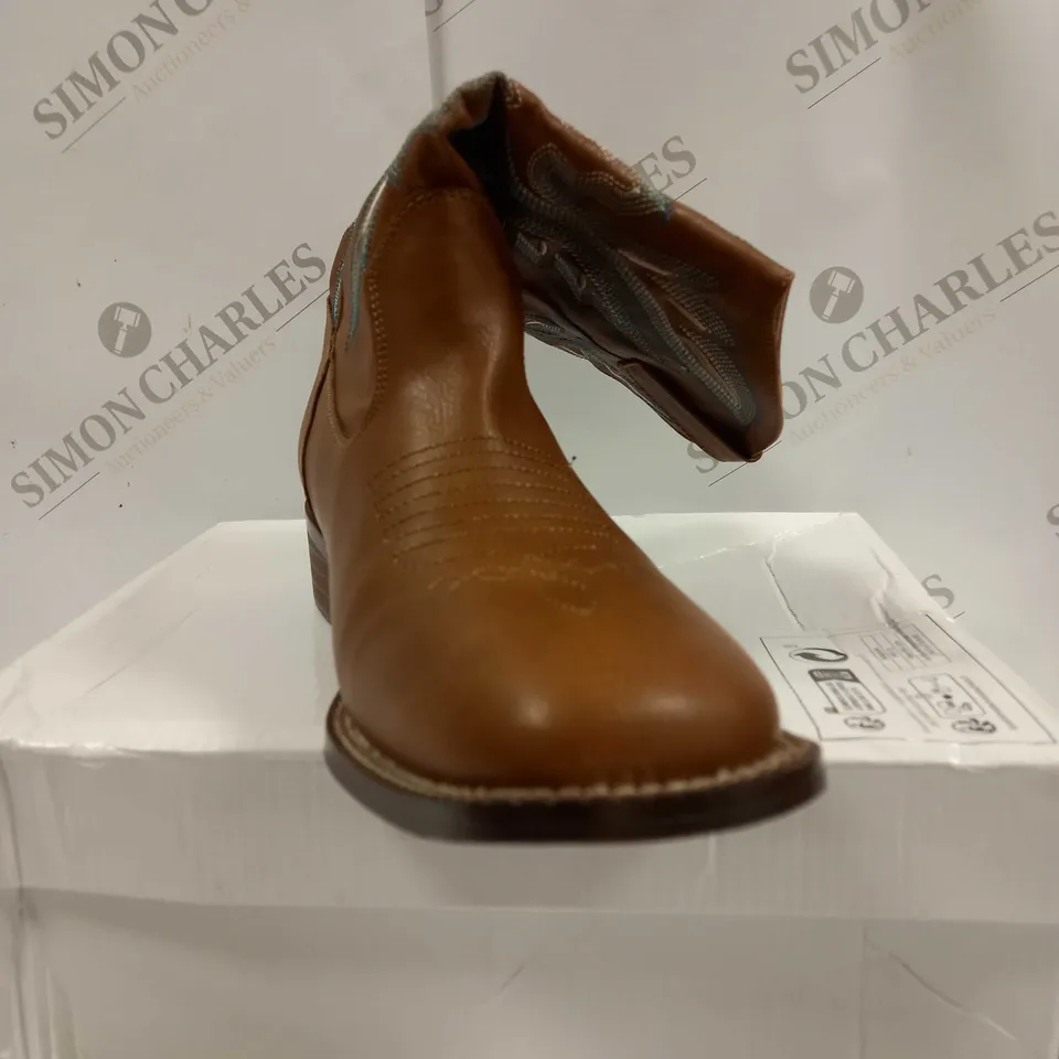 BOXED PAIR OF COWBOY BOOTS UK SIZE 6.5