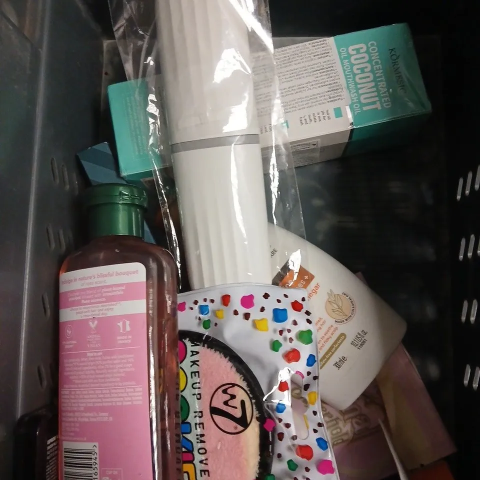 APPROXIMATELY 15 ASSORTED HEALTH & BEAUTY PRODUCTS TO INCLUDE GLOVED HAND WASH, BABY SHAMPOO, INTERDENTAL BRUSHES ETC 