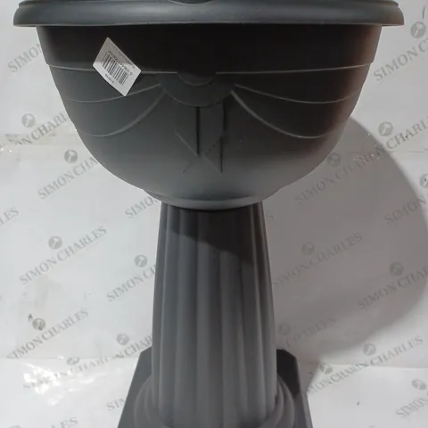 BOX OF 2 ASSORTED HOUSEHOLD ITEMS TO INCLUDE PLASTIC BIRD BATH IN BLACK, AND UNBRANDED LEATHER SADDLE IN BLACK