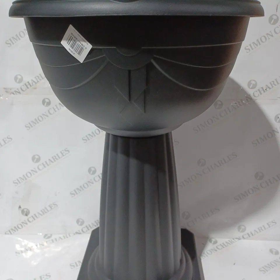 BOX OF 2 ASSORTED HOUSEHOLD ITEMS TO INCLUDE PLASTIC BIRD BATH IN BLACK, AND UNBRANDED LEATHER SADDLE IN BLACK