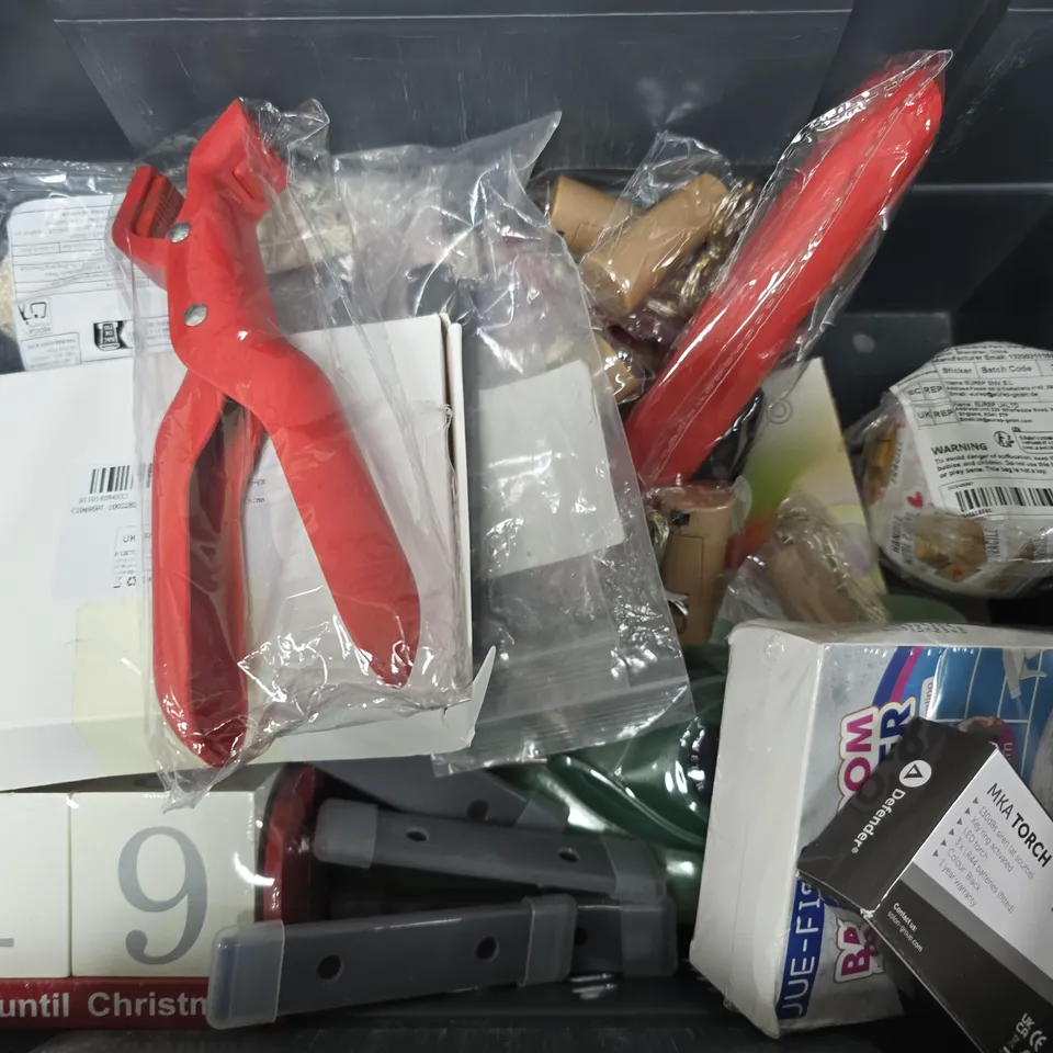 APPROXIMATELY 12 ASSORTED HOUSEHOLD ITEMS TO INCLUDE KINGFISHER GARDEN STARTER SET, JOINUS SCIENTIFIC CALCULATOR, AIR UP PODS, ETC