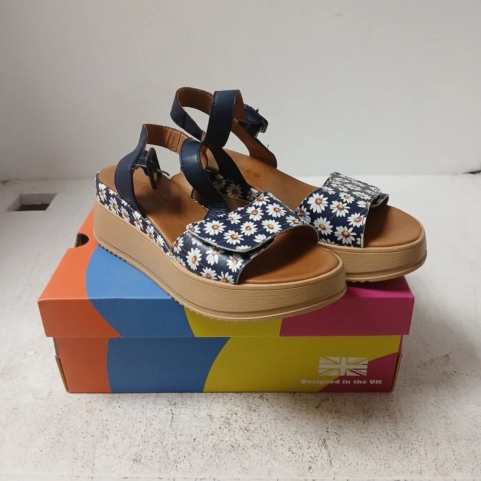 ADESSO DAISY PRINT PLATFORM SANDALS – 6