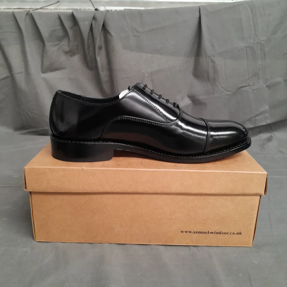 BOXED PAIR OF SAMUEL WINDSOR BLACK SMART SHOES SIZE 8