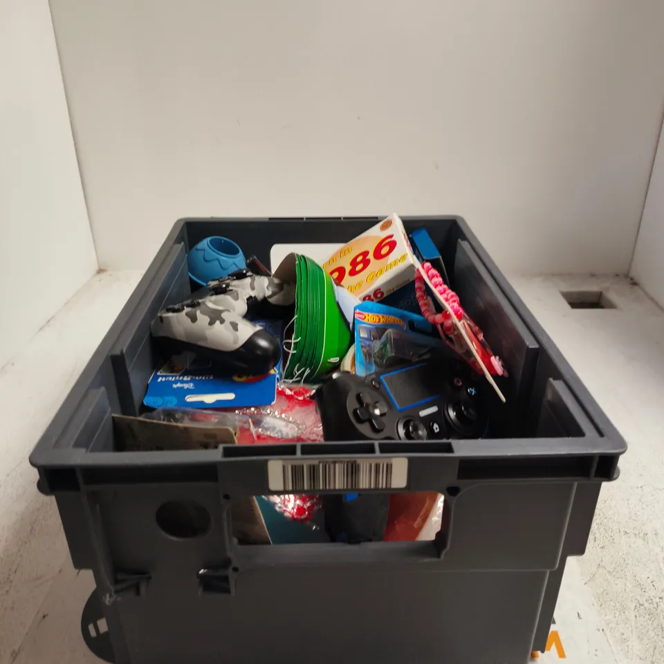 TOTE OF APPROXIMATELY 22 ASSORTED TOY/GAME ITEMS TO INCLUDE PLAYSTATION CONTROLLER, UNO LILY AND STITCH DISNEY, HOT WHEELS CARS, HELLO KITTY SUNGLASSES ETC