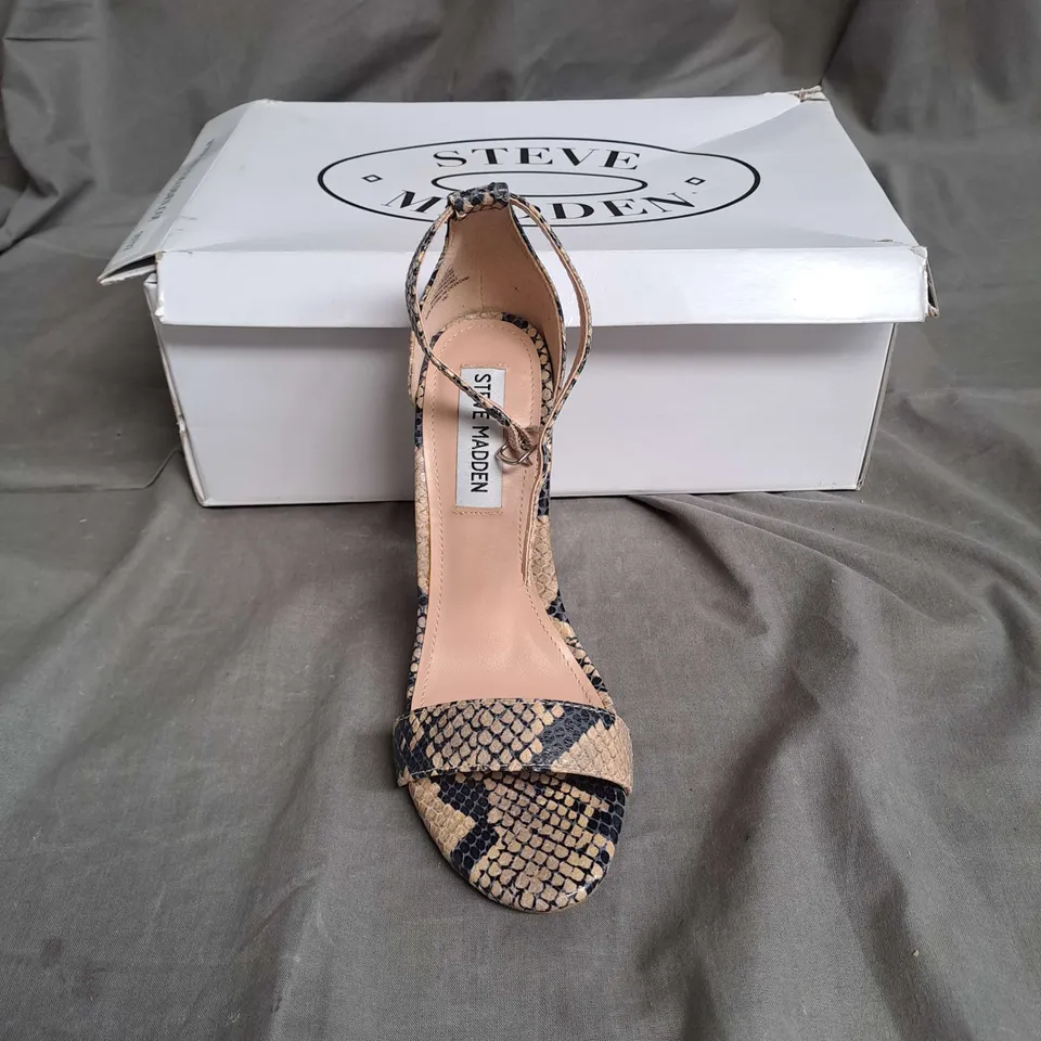 BOXED PAIR OF STEVE MADDEN OPEN TOE HEELS IN TAN SNAKE SIZE 3