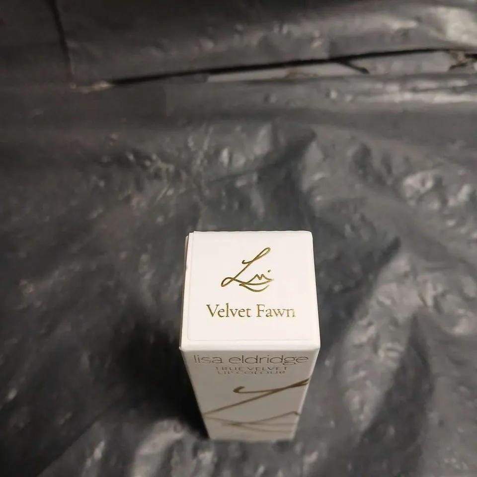 LISA ELDRIDGE TRUE VELVET LIP COLOUR LIPSTICK IN VELVET FAWN – BOXED