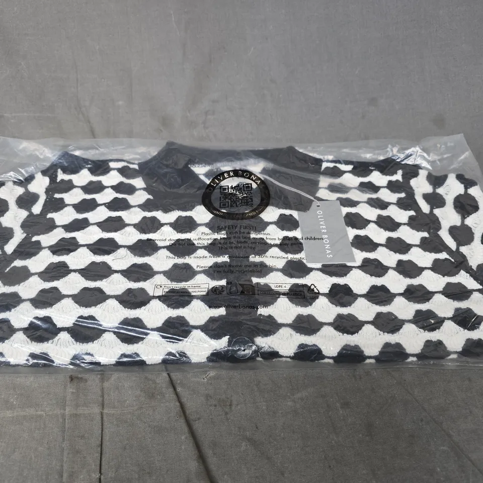 OLIVER BONAS MONO STITCH COLLARED JACKET – BLACK, SIZE M