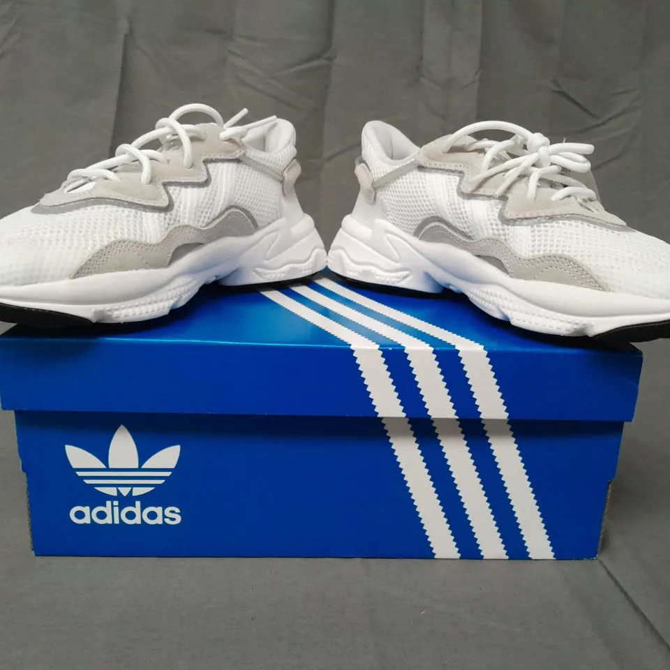 BOXED PAIR OF ADIDAS OZWEEGO J SHOES IN WHITE/STONE UK SIZE 4.5