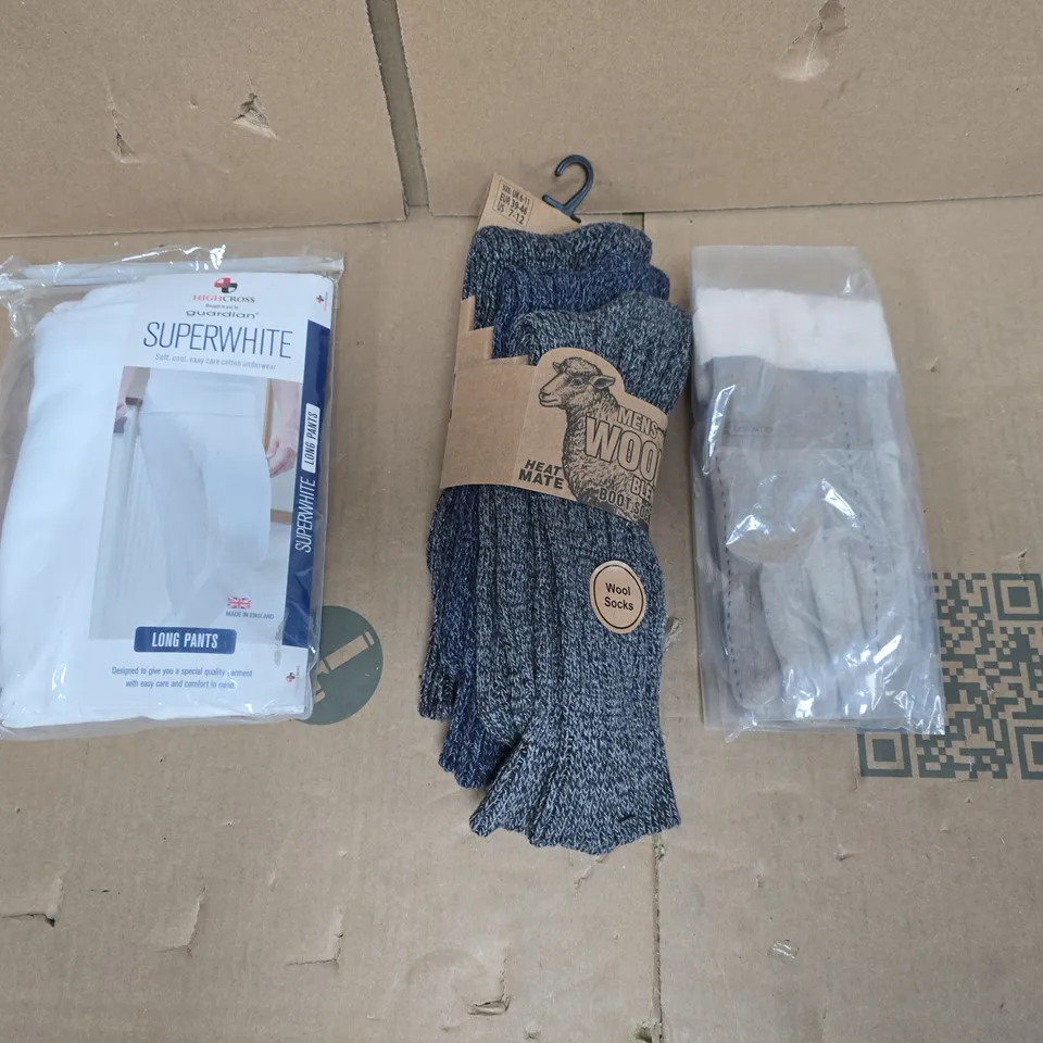 LARGE QUANTITY OF ASSORTED ITEMS TO INCLUDE MENS WOOL SOCKS, LONG WHITE LEGGING PANTS, FAUX FUR GLOVES, ETC - COLLECTION ONLY