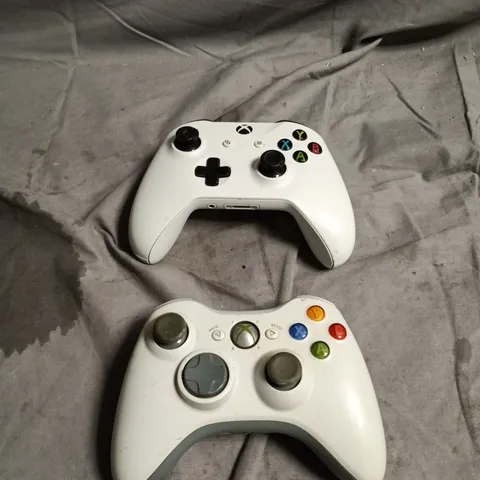 2 X WHITE XBOX WIRELESS CONTROLLERS 