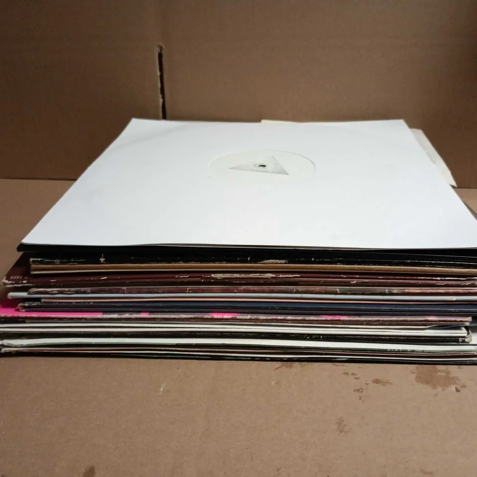 APPROXIMATELY 20 ASSORTED VINYL'S TO INCLUDE ARTISTS SUCH AS NEIL DIAMOND, PERRY COMO, CLIFF RICHARD, ETC - COLLECTION ONLY