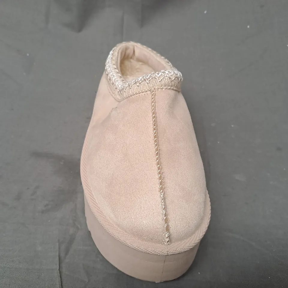 BOXED PAIR OF UGG PLATFORM SHOES IN BEIGE EU SIZE 40