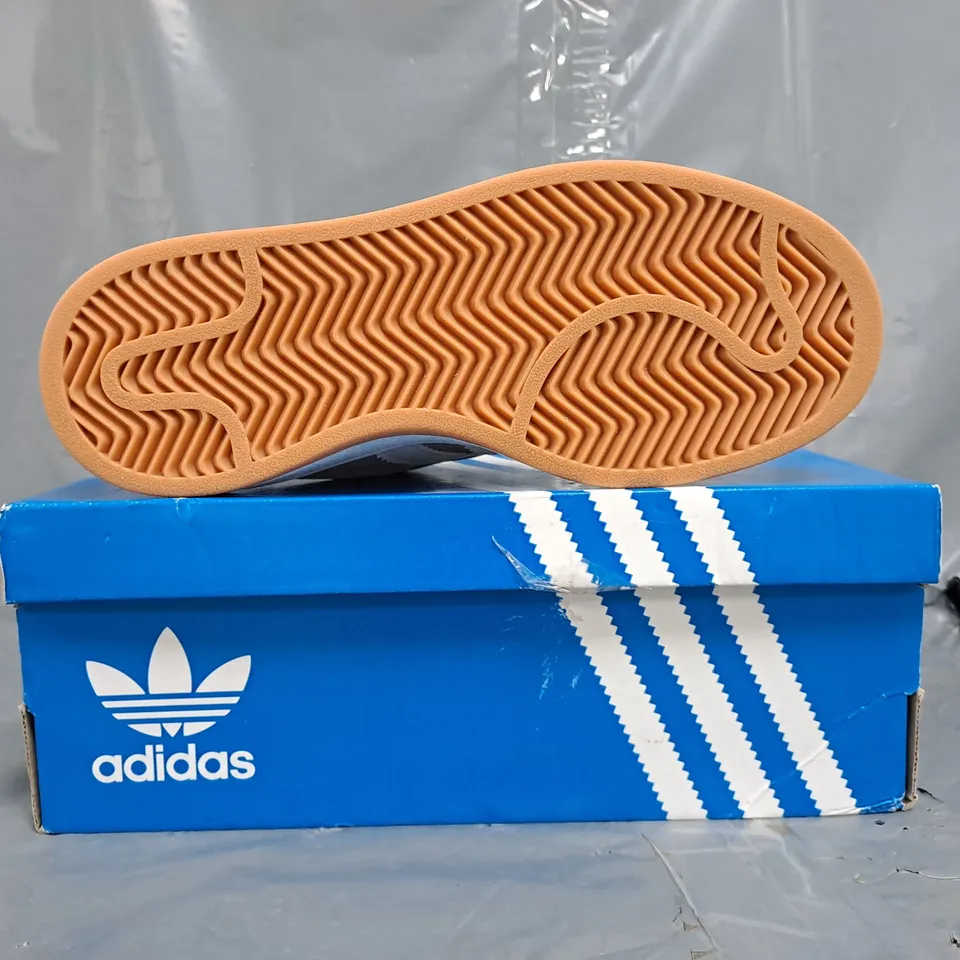 BOXED PAIR OF ADIDAS 00S J SHOES IN GREY/WHITE SIZE UK 4