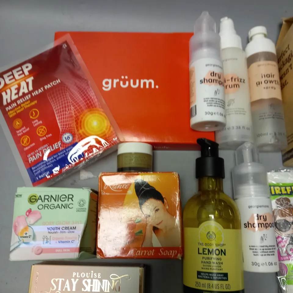 LOT OF APPROXIMATELY 20 ASSORTED HEALTH AND BEAUTY ITEMS TO INCLUDE GEORGIMANE FRIZZ SERUM, BODY SHOP HANDWASH AND LOEAL REVITALIFT CLINICAL SERUM