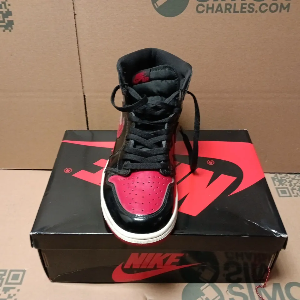 BOXED PAIR OF NIKE AIR JORDAN 1 RETRO HIGH OG TRAINERS IN BLACK/RED - UK 8.5