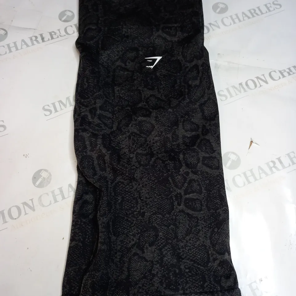 GYMSHARK TRAINING SHORTS SIZE L