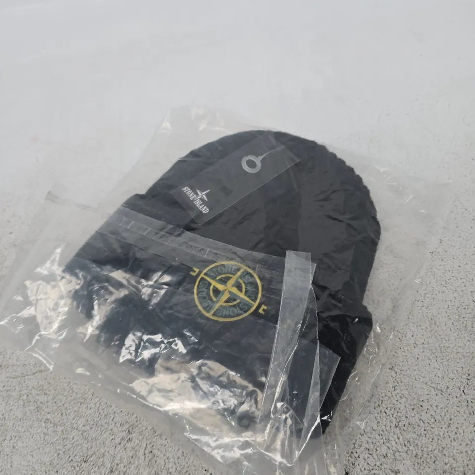 STONE ISLAND BLACK BEANIE HAT
