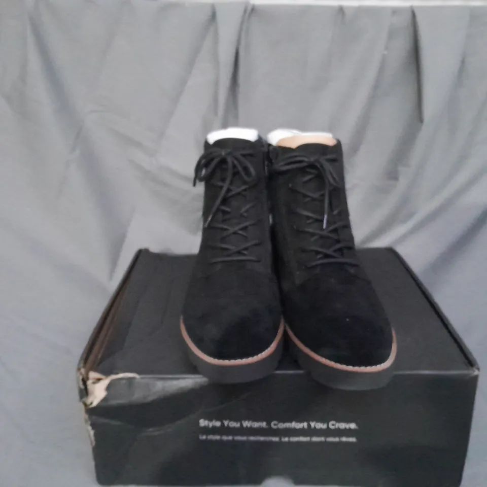 BOXED PAIR OF VIONIC LARSON LACE UP BOOTS IN BLACK SIZE 6.5 